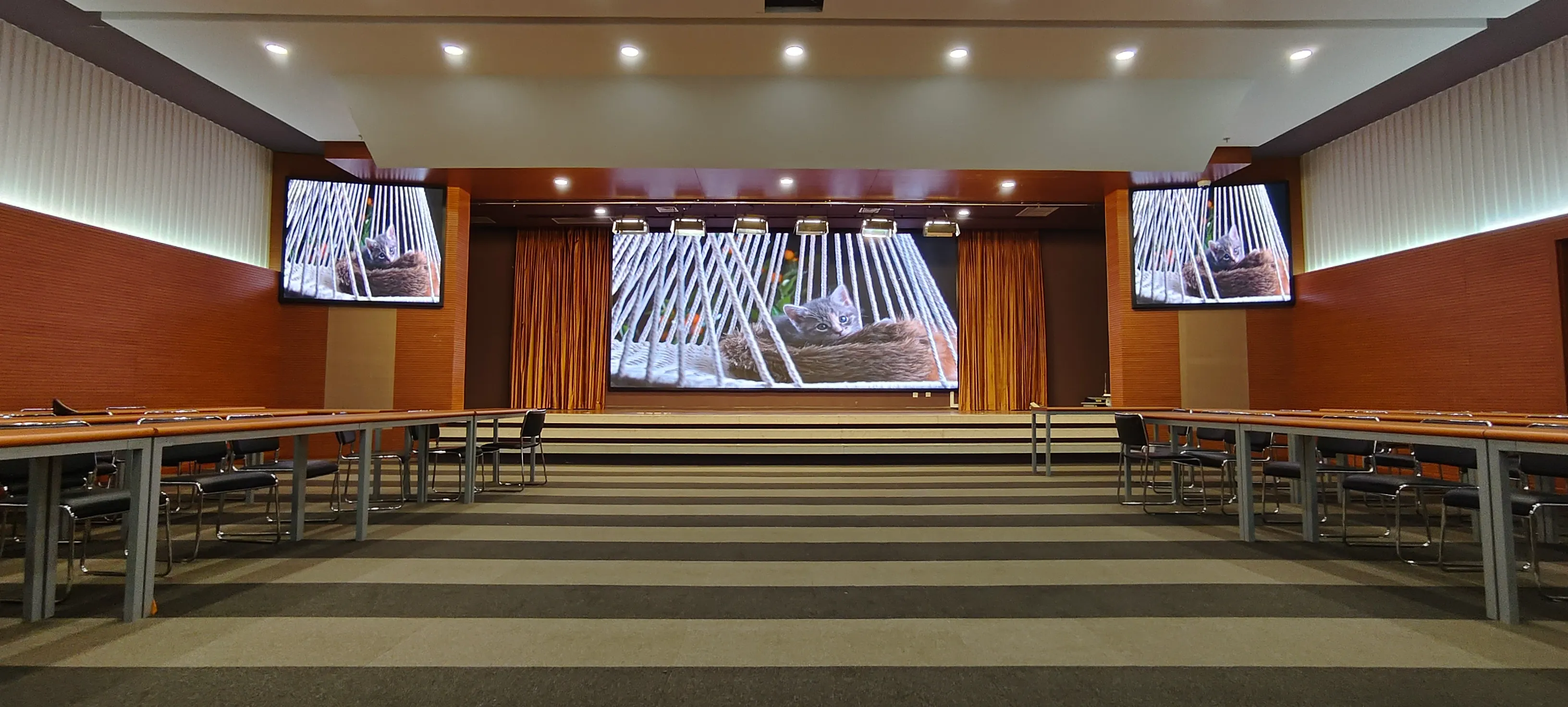 Dalian Medical University: Multi-Screen Grand Auditorium Audio-Visual Upgrade